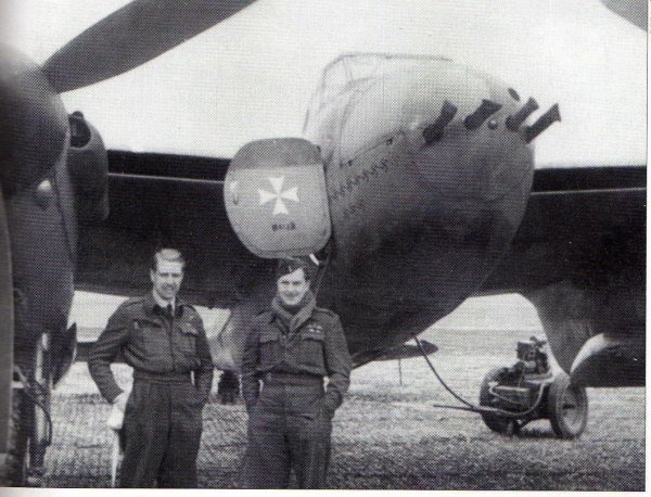 Fliegerasse: Wing Commander Richard Angelo Mitchell (links) und Lieutenant Stanley Harry Hatsell vor ihrer „Mosquito". Beide galten als erfahrene Soldaten. - © Repro: Privat