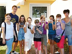 "Schlangen mit Kinderaugen gesehen": Viktoria Milz, Sozialarbeiterin im Jugendzentrum Oesterholz, Domino-Mitarbeiter Chris H&auml;nsgen und die ambitionierten Jung-Fotografinnen Samira, Xenja, Christine, Svenja, Aliyah und Sara sowie Profi-Fotografin Frauke Heusener (von links) haben bei dem Projekt mitgemacht. - &copy; Foto: Karenfeld