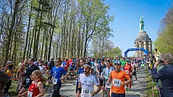 Der Startschuss für den Hermannslauf fällt traditionell am Hermannsdenkmal in Detmold. - © Sarah Jonek