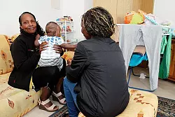 Die aus Afrika stammende Ashley (rechts, Name ge&auml;ndert) lebt mit ihrem Kind seit einigen Monaten in Lage. Beim LZ-Termin half die seit Jahren in Deutschland lebende Rael Meierjohann (links, mit Ashleys Kind) beim &Uuml;bersetzen. - &copy; Foto: Bockwinkel