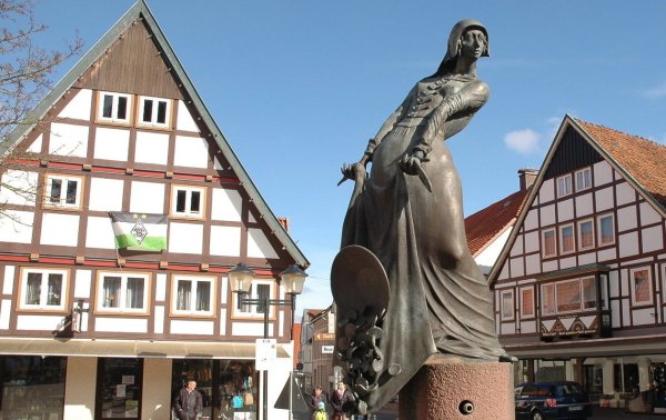 Tod auf dem Scheiterhaufen: Zur Erinnerung an Alheyd Pustekoke steht dieser Brunnen auf dem Blomberger Marktplatz. - © Manfred Brinkmeier