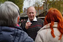 Professor Gideon Greif begleitet die Delegation des Arbeitskreises. - &copy; Arbeitskreis gegen das Vergessen