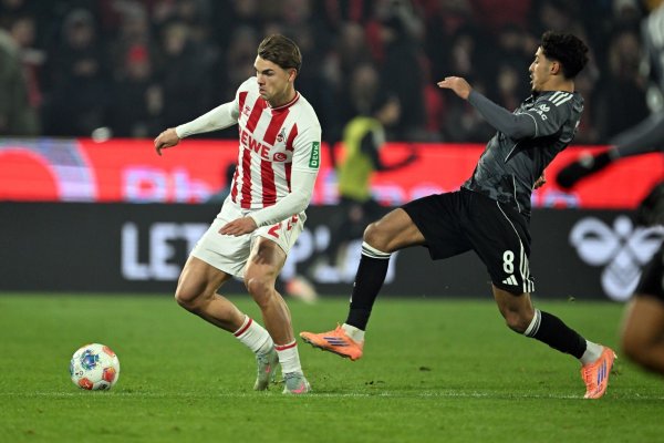 Joel Schmied (l.) verletzt sich im Spiel gegen Eintracht Frankfurt. - © Federico Gambarini/dpa