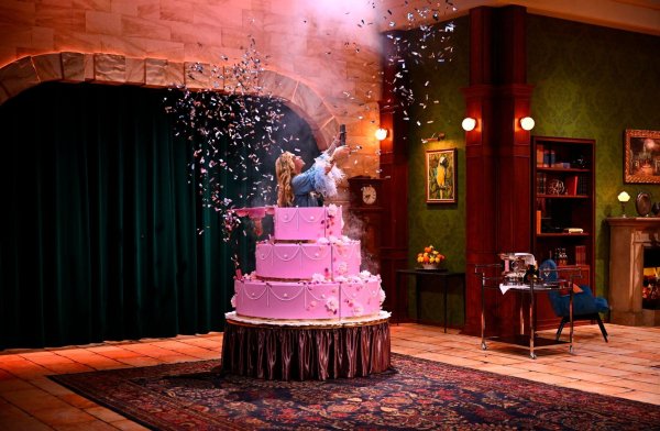 Bill Kaulitz kletterte aus einer Torte. - © Willi Weber/ ARD Degeto Film/ORF/Constantin Entertainment/dpa