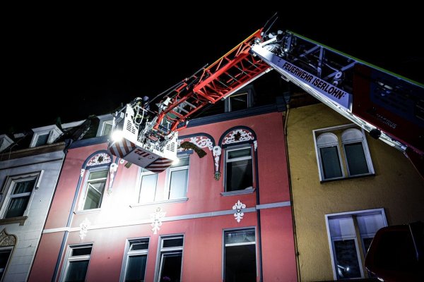 Mit einer Drehleiter hat die Feuerwehr drei Menschen aus einem brennenden Wohnhaus in Iserlohn gerettet. (Handout) - © -/Feuerwehr Iserlohn/dpa