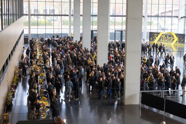 Technische Probleme bei der Anmeldung der Mitglieder sorgten am Sonntag für einen verspäteten Beginn der Mitgliederversammlung von Borussia Dortmund - © Bernd Thissen/dpa