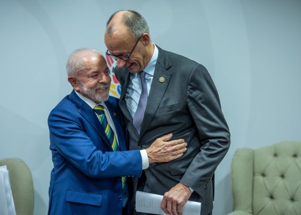 «Er kam nach Brasilien, aber sein Kopf blieb in Berlin», sagt Lula über Merz. - © Michael Kappeler/dpa-pool/dpa