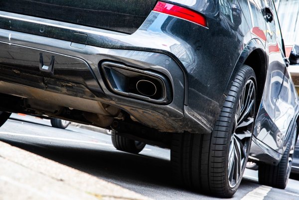 Nach einer Serienattacke auf Auspuffrohre von Fahrzeugen hat die Staatsanwaltschaft neue Erkenntnisse. (Symbolfoto) - © Alicia Windzio/dpa