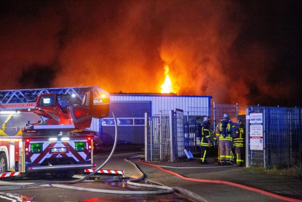 Ein Feuer hat in der Nacht Teile eines Kfz-Betriebs in Gladbeck zerstört. - © Justin Brosch/dpa