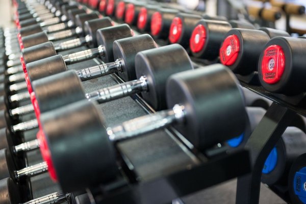 Das Land NRW wirbt in Fitnessstudios um Nachwuchs beim Gefängnis-Personal. (Symbolbild) - © Oliver Dietze/dpa