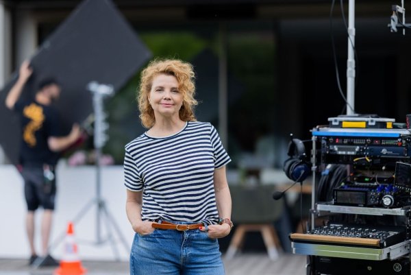 Annette Frier am Set ihrer neuen Serie «Frier und Fünfzig». (Archivbild) - © Rolf Vennenbernd/dpa