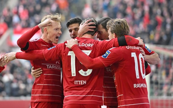 Cedric Itten (M) sorgte mit zwei Toren für den Fortuna-Sieg. - © Anke Waelischmiller/dpa