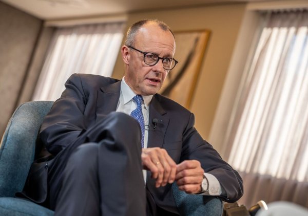 Kanzler Friedrich Merz (CDU) äußert sich nach dem G20-Gipfel im südafrikanischen Johannesburg in verschiedenen Interviews auch zu den Verhandlungen über den 28-Punkte-Plan der USA für einen Frieden in der Ukraine. - © Michael Kappeler/dpa