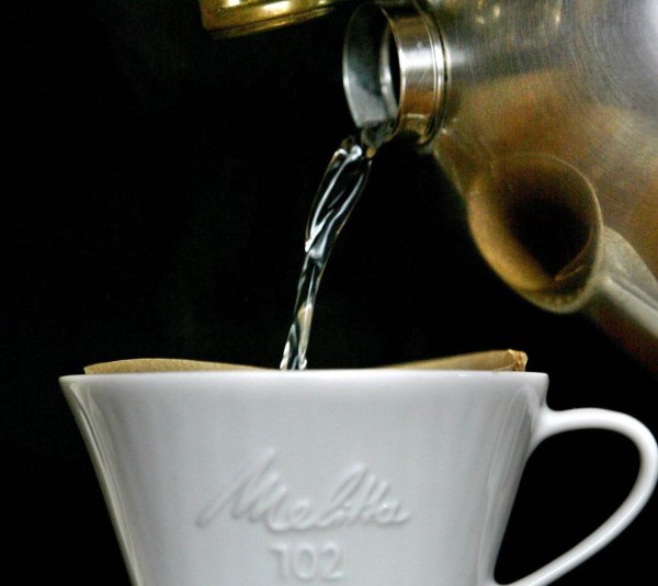 Mit den Melitta-Produkten Kaffee, Filtertüte und Filter wird eine Tasse Kaffee aufgebrüht. - © dpa