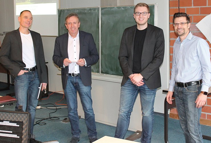 Oliver Dudek, stv. Leiter der Gesamtschule Aspe, Horst Tegeler, Tobias Bachert und Gordon Gröne (von links). - © Privat