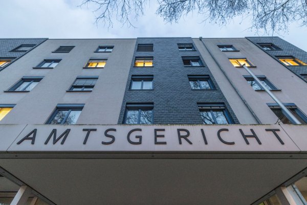 Das Amtsgericht Leverkusen hat wegen der Planung und Vorbereitung eines Terroranschlags einen Haftbefehl gegen einen 15-Jährigen aus dem Rheinisch-Bergischen-Kreis in Nordrhein-Westfalen erlassen. - © Christoph Reichwein/dpa