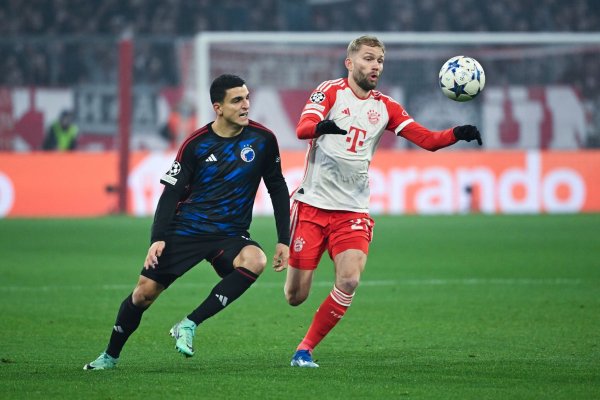 Kopenhagens Mohamed Elyounoussi (l) und Konrad Laimer vom FC Bayern kämpfen um den Ball. - © Sven Hoppe/dpa