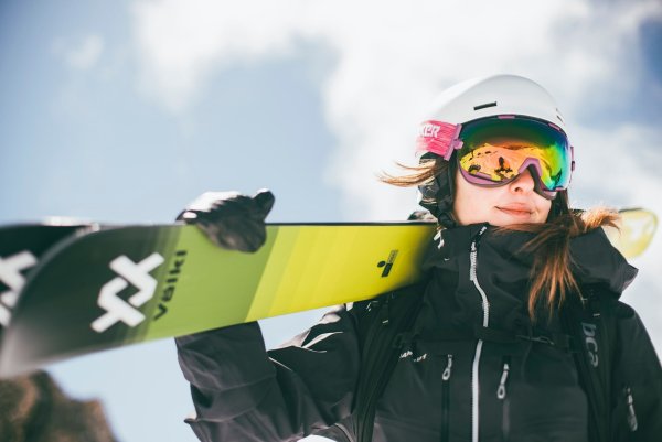 Für mehr Lebendigkeit: Völkl hat in seinem neuen Modell Blaze 114 nur im Bindungsbereich Titanal verbaut. - © Syo Van Vliet/Völkl/dpa-tmn