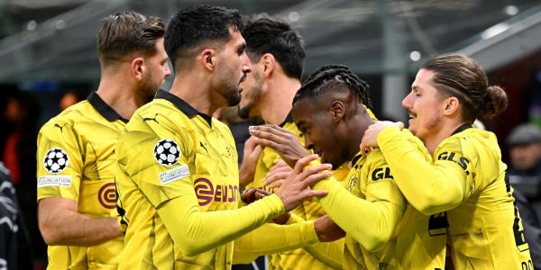 Dortmunds Jamie Bynoe-Gittens (2.v.r.) jubelt nach seinem Tor zum 1:2 mit den Teamgefährten. - © Federico Gambarini/dpa