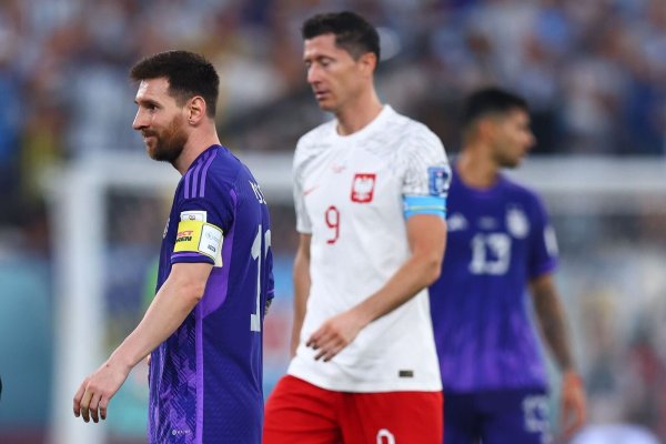 Beide sind weiter: Argentiniens Lionel Messi (l) und Polens Robert Lewandowski im letzten Gruppenspiel. - © Tom Weller/dpa