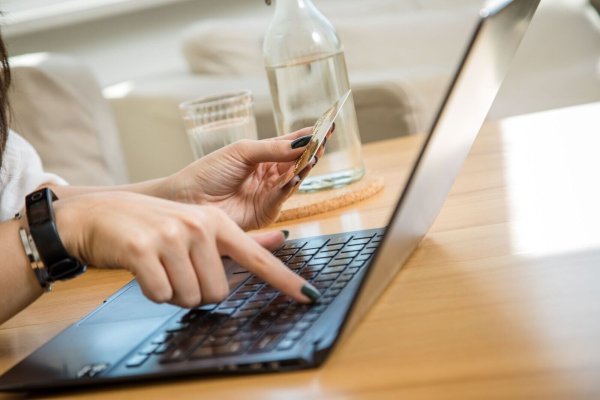 Trotz Geoblocking-Verordnung fürs Online-Shoppen gibt es immer wieder Beschwerden. - © Christin Klose/dpa-tmn