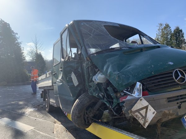 Der Mercedes-Lieferwagen des 64-Jährigen musste abgeschleppt werden. - © Freitag-TV