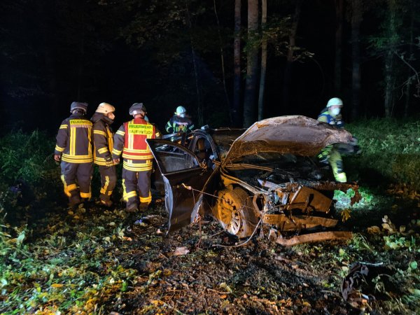 Nur noch Schrott: Der Audi liegt völlig zerstört auf einem Waldweg zwischen Wüsten und Bad Salzuflen. - © Daniel Hobein/Feuerwehr Bad Salzuflen