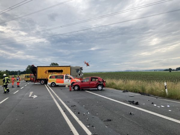 Der Kleinwagen ist durch den Unfall mit einem Traktor stark deformiert. Die Ostwestfalenstraße war in Höhe Retzen für etwa vier Stunden gesperrt.  - © Feuerwehr Bad Salzuflen