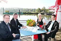 EHZ-Geschäftsführer August Tölle, Landrat Friedel Heuwinkel, Pächterin Annette Rohde und der neue Besitzer Kai Daniel Schmidt freuen sich. - © Foto: Schwarzer