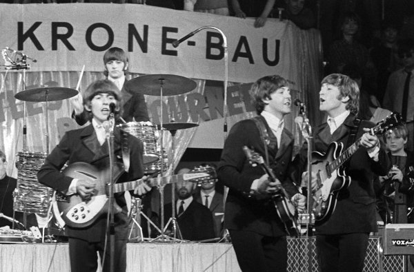 Die Beatles treten 1966 im Circus Krone-Bau auf. - © Gerhard Rauchwetter/dpa