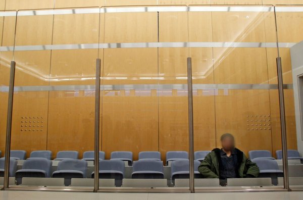 Der Angeklagte wartet hinter einer Sicherheitsscheibe vor dem Oberlandesgericht Duisburg auf den Prozessbeginn. - © picture alliance / Roland Weihrauch/dpa