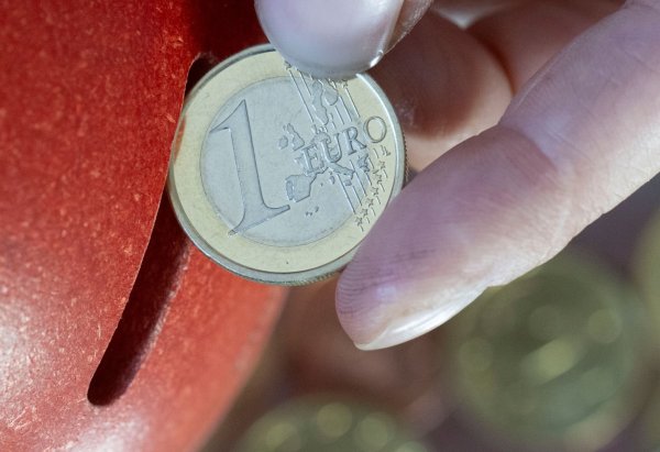 Sparer in Deutschland profitieren nach langer Durststrecke von gestiegenen Zinsen und der zuletzt gesunkenen Inflation. - © Hendrik Schmidt/dpa