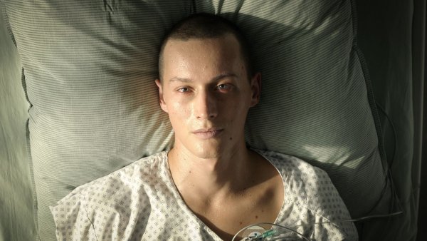 Matti (Lennart König) wartet auf die rettende Knochenmarkspende. - © X Filme/Benjamin F. Wieg/ZDF/dpa