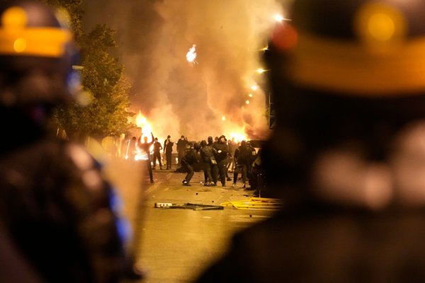 Bei Ausschreitungen in Naterre stehen sich Polizeikräfte und Jugendliche gegenüber. - © Christophe Ena/AP/dpa