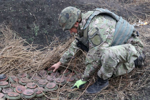 Ein Soldat der Kampfmittelabwehr (Explosive Ordnance Disposal, EOD) bei der Arbeit. - © -/Ukrinform/dpa