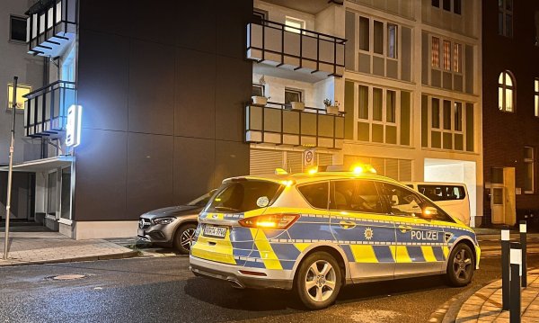 Die Polizei im Einsatz in einem Haus in Duisburg. - © M. Weber/WTVnews UG Essen/dpa