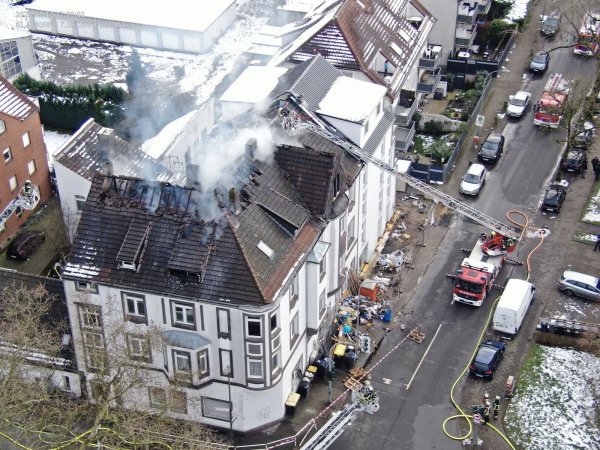 Ein Feuer ist in einem Dachgeschoss ausgebrochen - Erwachsene und Kinder werden über Drehleitern gerettet. - © -/Feuerwehr Bochum/dpa