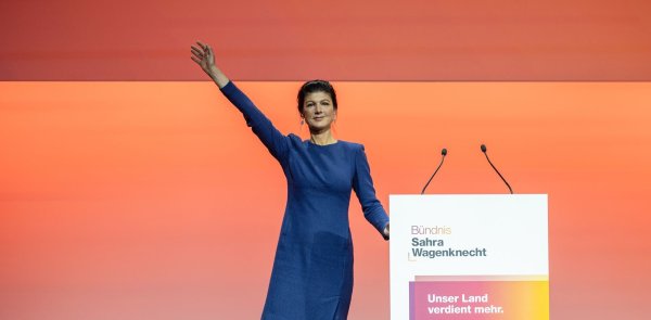 Sahra Wagenknecht stimmt ihre Partei auf den Wahlkampf ein und wird bejubelt. - © Hannes P. Albert/dpa