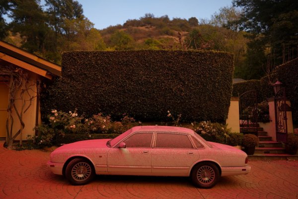 Ein mit Löschmittel bedecktes teures Auto in Los Angeles. - © Eric Thayer/AP/dpa