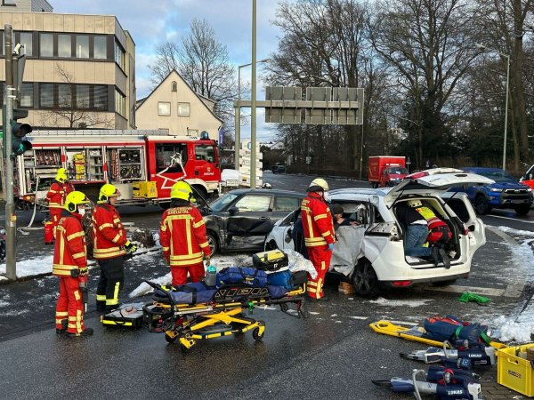 Bei dem Unfall sind mehrere Menschen verletzt worden. - © Berthold Stamm/dpa
