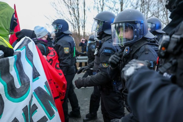 Der AfD-Bundesparteitag in Riesa wurde von großen Protesten begleitet (Archivbild). - © Jan Woitas/dpa