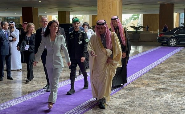 Baerbock berät in Riad über die Lage in Syrien. - © Andreas Hoenig/dpa
