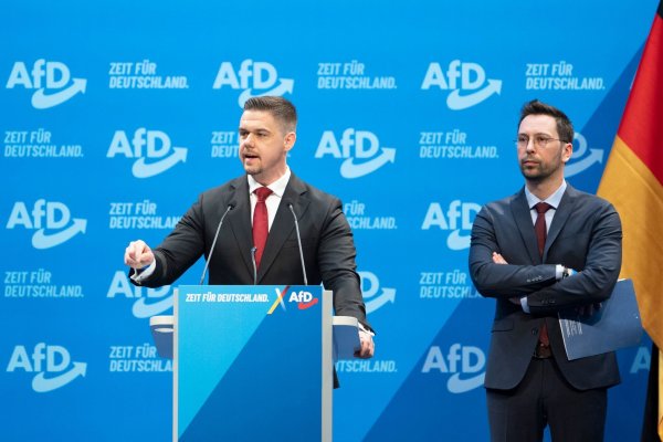 Hannes Gnauck (hier am Rednerpult), ist AfD-Bundestagsabgeordneter und Bundesvorsitzender der Jungen Alternative Deutschland (JA). Er spricht sich auf dem Parteitag in Riesa - ebenso wie der neben ihm stehende Brandenburger AfD-Landtagsabgeordnete Dennis Hohloch - für eine Neugründung der Parteijugend aus. - © Sebastian Kahnert/dpa