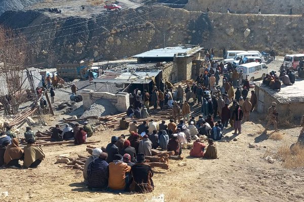 Anwohner versammeln sich und bangen nach dem Grubenunglück in Pakistan. - © -/AP/dpa