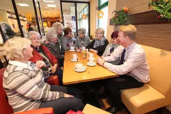 Der neue Leiter des Edeka in Bad Meinberg, Andreas Wiele, im Gespräch mit den Kunden. - © Patrick Bockwinkel(LZ)