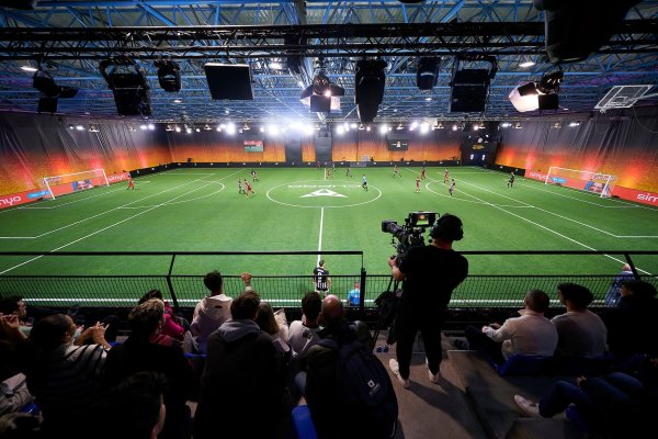Blick auf die Cupra Arena in Barcelona während eines Spiels der Kings League. - © Manuel Queimadelos/Kings League InfoJobs/dpa
