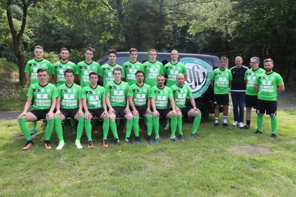 Ein Mannschaftsbild: Der TSV Oerlinghausen hat zahlreiche Neuzugänge, darunter eine Vielzahl aus der eigenen Jugend, begrüßt. Das freut die Verantwortlichen um Co-Trainer Milko Micanovic, Trainer Thorsten Neubauer, Obmann Gregor Kramer und Torwart-Trainer Wolfgang Räker. - © Oliver König