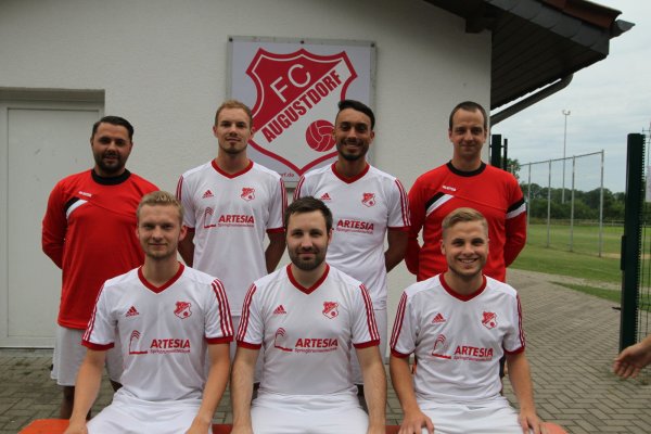 Die Trainer mit den neuen Spielern am Schlingsbruch: (oben von links) Steven Hengstler, Jürgen Rau, Yasin Karaman, Matthias Heymann sowie (unten von links) Marc Wiemann, Malte Kiel und Kevin Sömmer. - © Sebastian Lucas