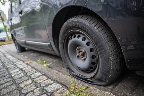 In Düsseldorf entdeckte die Polizei 57 betroffene Autos, in Bielefeld 24. (Symbolbild) - © Sina Schuldt/dpa