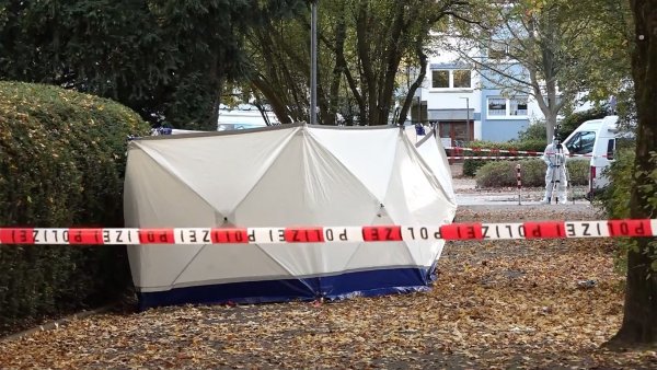 Ein maskierter Mann hat auf eine Frau eingestochen, als sie ihr Wohnhaus in Bremen verließ. Auch ihr Sohn wurde verletzt. - © Kai Moorschlatt/dpa